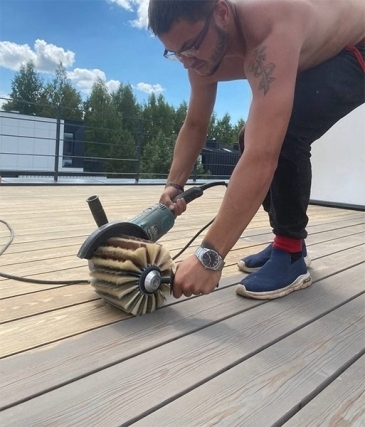 Шлифование деревянной поверхности перед нанесением масла